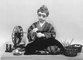 「糸紡ぎ」糸巻き機や巻かれた苧麻(ルビ:ブー)も、すべて弘子さんが作成
