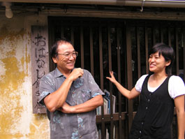 お父さんの政英さんと。お母さんの恵子さんが主宰する「おはなし館文庫」の前で。